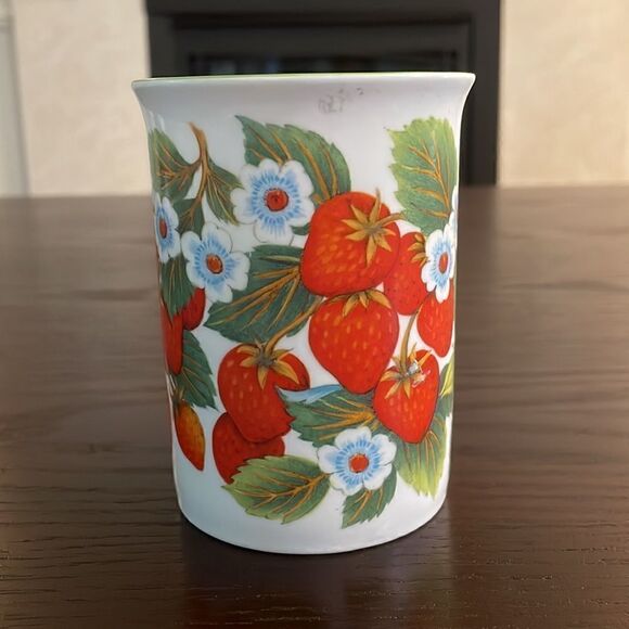 Crown Trent China Strawberry Bone China Mug Staffordshire England Gilt-edged - Picture 3 of 4